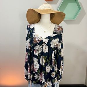 Navy Blue Floral sweet heart neck line blouse 🌸🌼🌺